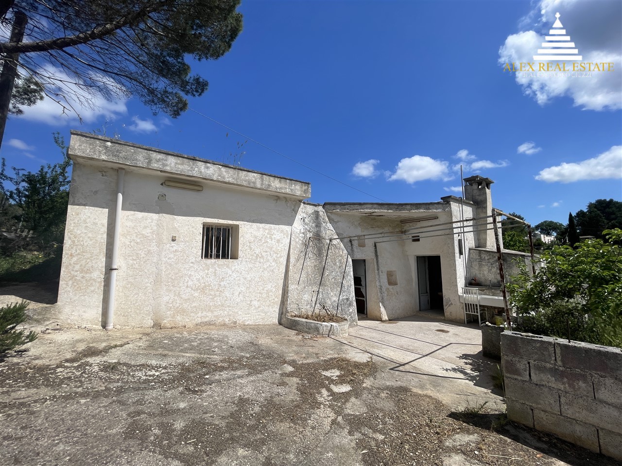 Lamia, con terreno pertinenziale di circa 4.000 mq.