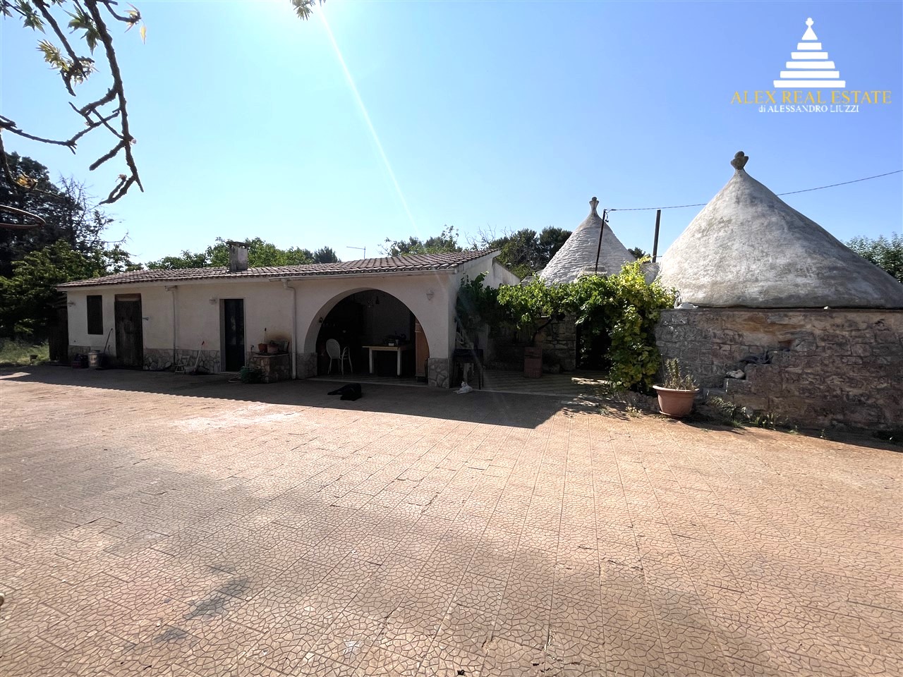 Villa con trulli e terreno pertinenziale a soli 2.5 km da Contrada Galante.