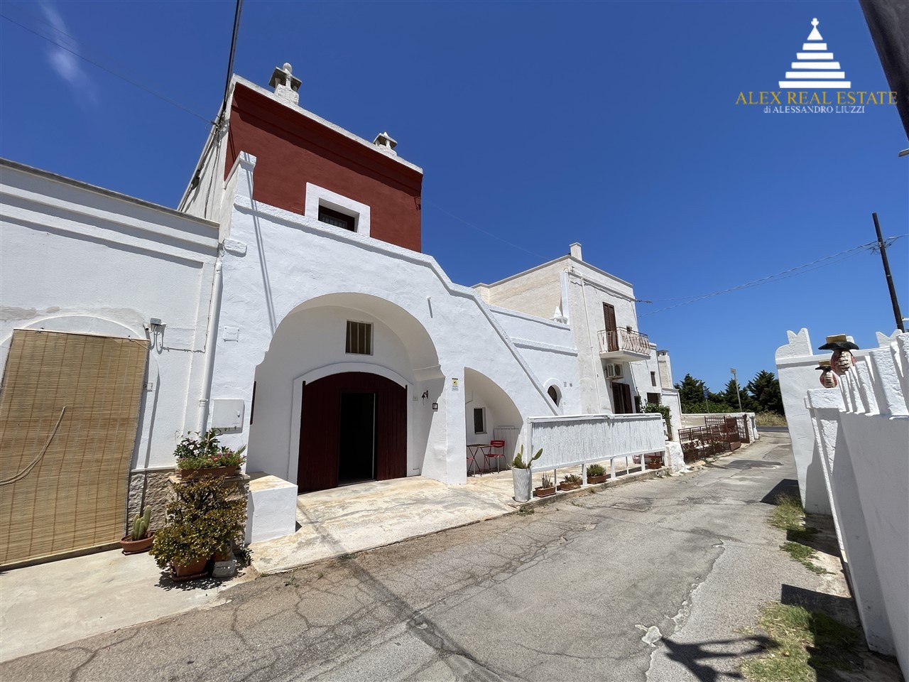 Antico casa in pietra a pochi km dal mare, composta da tre unità abitative.