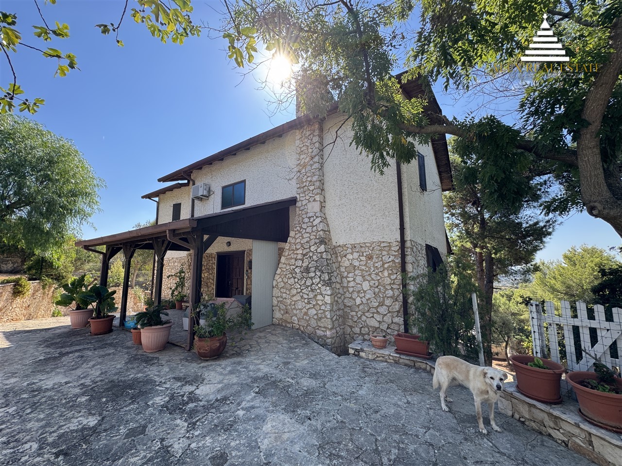 Villa indipendente con vista mare, 4 camere, 4 bagni e 3.500 mq di terreno recintato