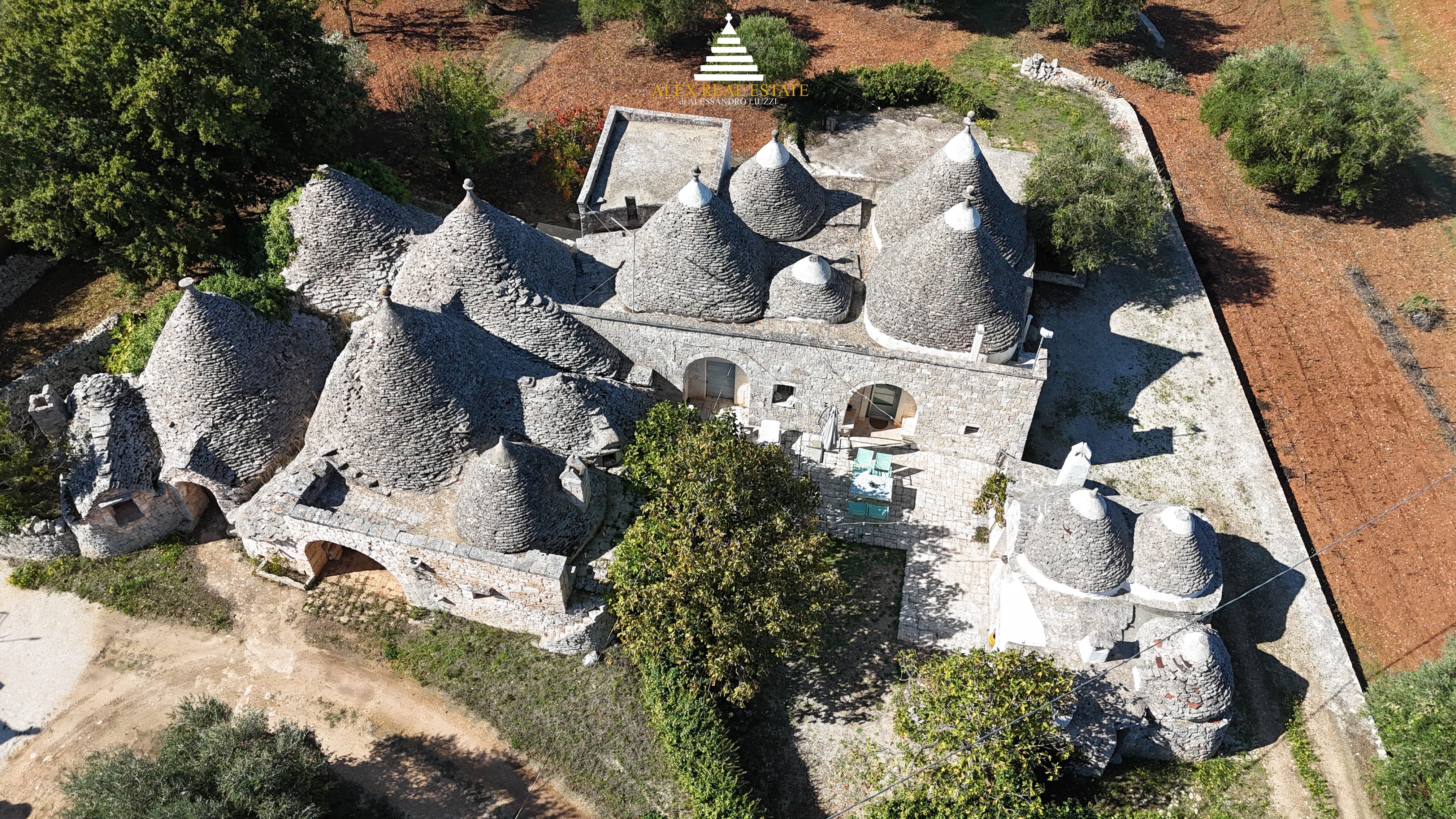Antico complesso di 14 trulli in vendita nella Valle d’Itria – Puglia